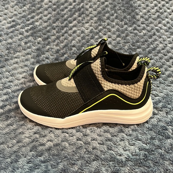 Easy slip on light weight sneaker for boys! Perfect for summer! - Picture 3 of 7